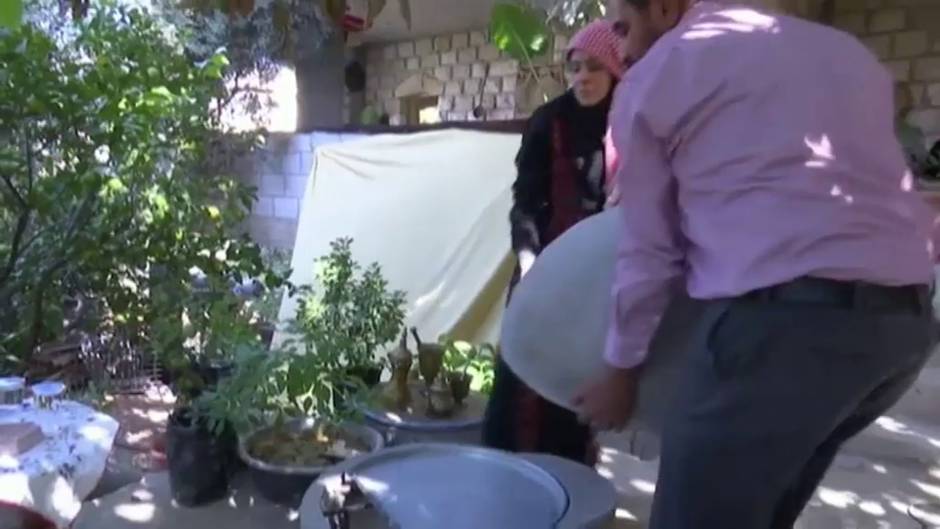 Una emprendedora pone de moda los hornos de barro en Jordania