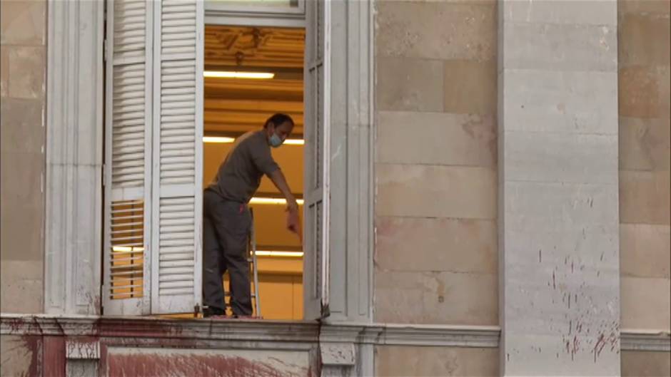 Los servicios de limpieza se emplean a fondo con la fachada de la Generalitat