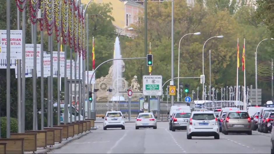 Una gran bandera de España de bombillas led ilumina la navidad madrileña