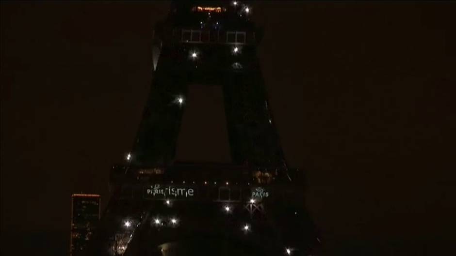 La Torre Eiffel se ilumina en memoria de las víctimas de los atentados terroristas de 2015