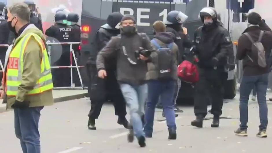 Cañones de agua y detenidos durante una protesta en Berlín