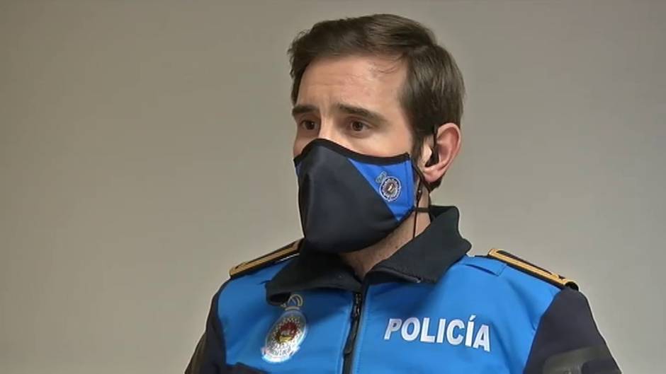 La policía asturiana patrulla las calles para que todo el mundo cumpla con el toque de queda