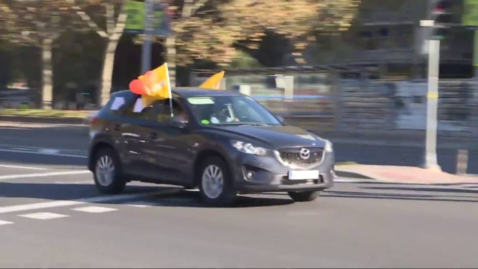 Cientos de coches llenan la Castellana de Madrid contra la 'Ley Celaá'