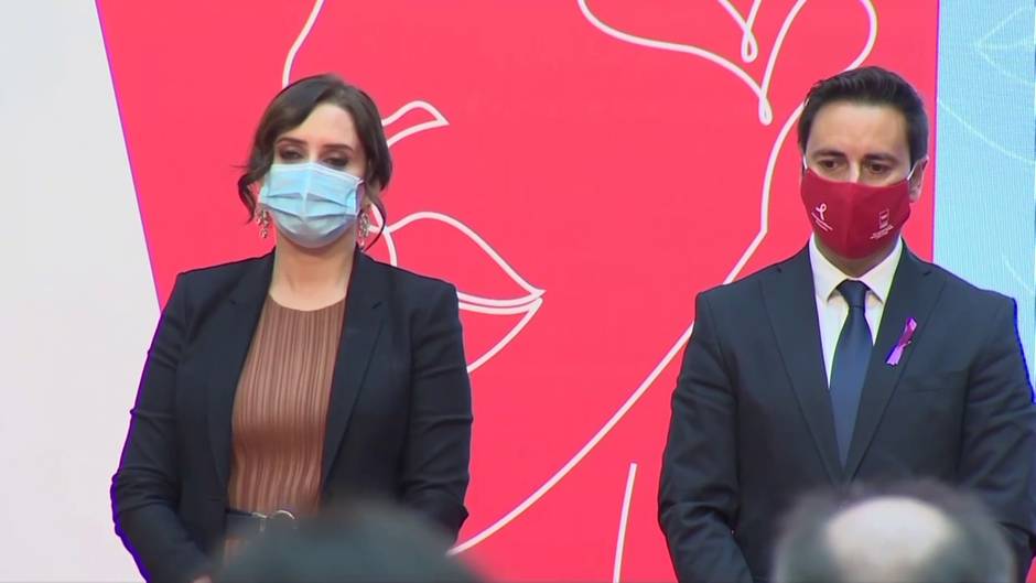 El Gobierno y los diferentes partidos políticos, salvo Vox, rinden homenaje por el 25N