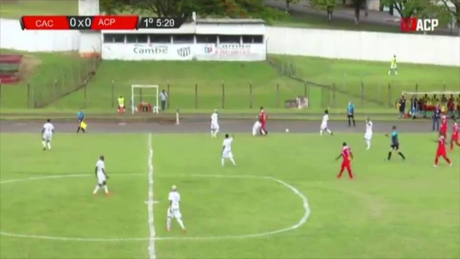 Deforme círculo central en un campo de fútbol brasileño donde se jugaba un partido de fútbol de tercera división