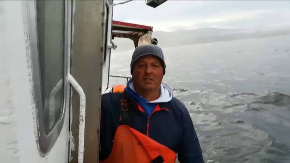 Unos pescadores asturianos rescatan a una Tortuga Laúd atrapada entre plásticos