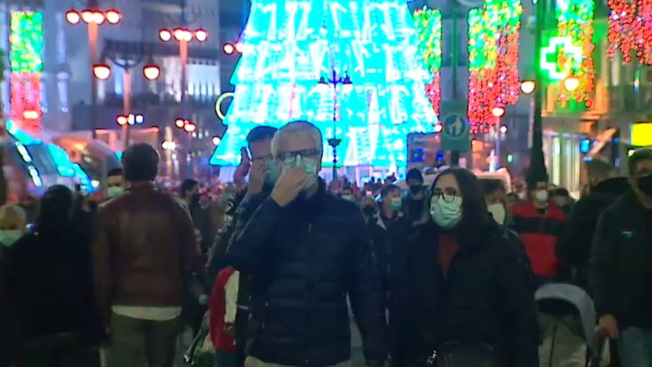 Las calles de Madrid se llenan en el primer fin de semana con luces de Navidad