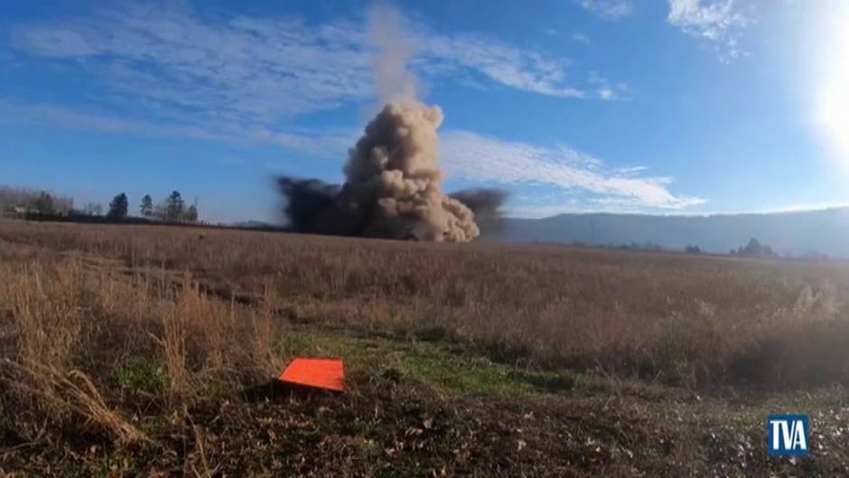 Espectacular secuencia de la voladura de una chimenea industrial en Alabama