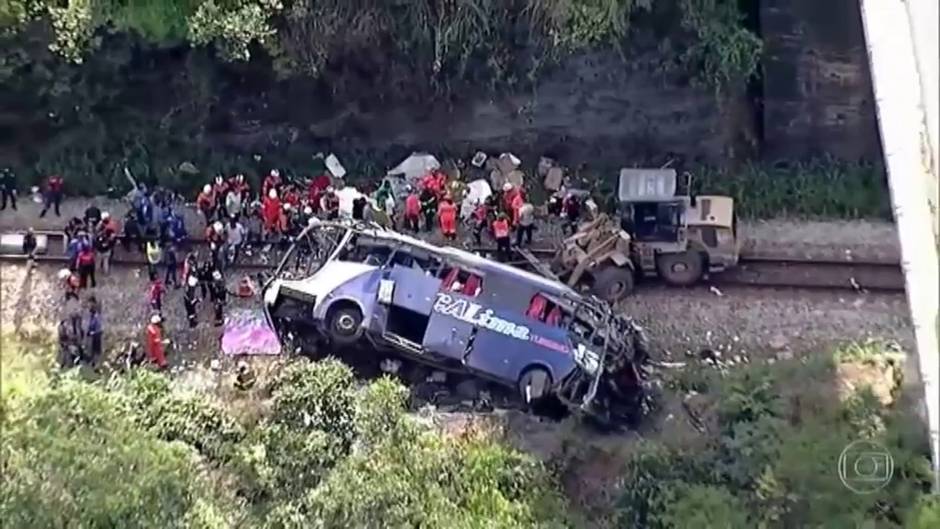 Fallecen 16 personas tras caer un autobús desde un viaducto en Brasil