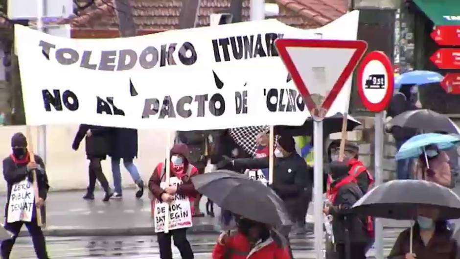 Cientos de pensionistas vascos salen a manifestarse pese al mal tiempo y el Covid