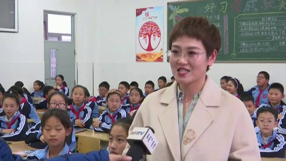 Una profesora en China motiva a sus alumnos con un baile inspirado en el galope del caballo