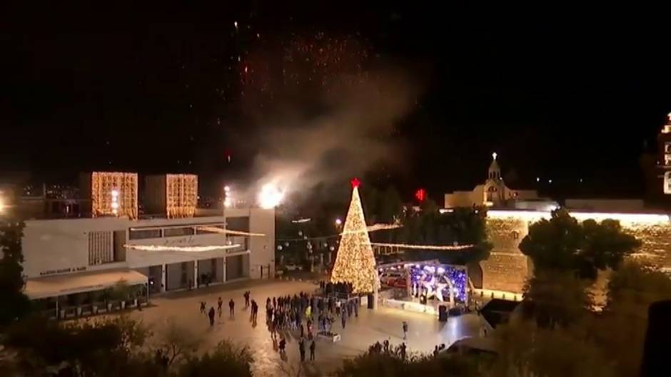 La localidad de Belén enciende su tradicional árbol de Navidad