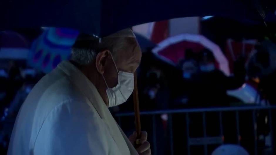 El Papa acude a rezar ante la inmaculada en la plaza de España