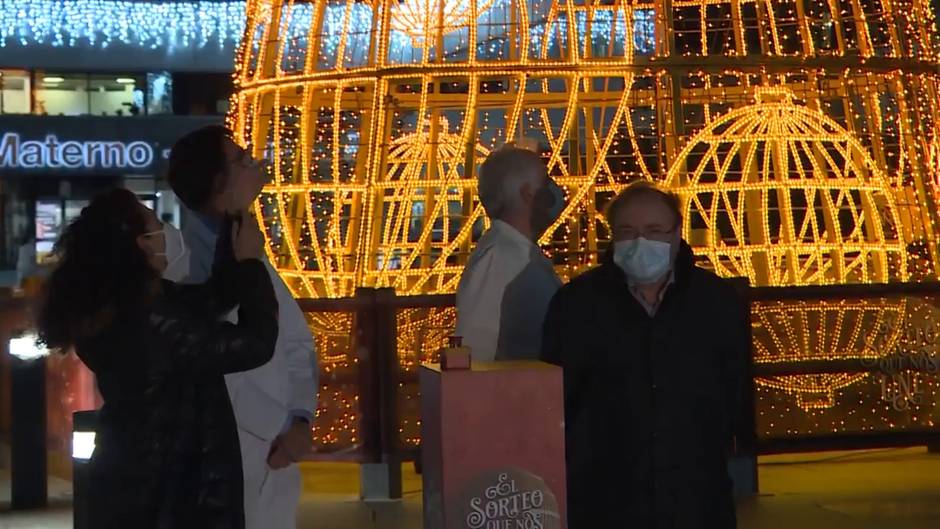 El árbol de la Lotería de Navidad ilumina el Hospital La Paz