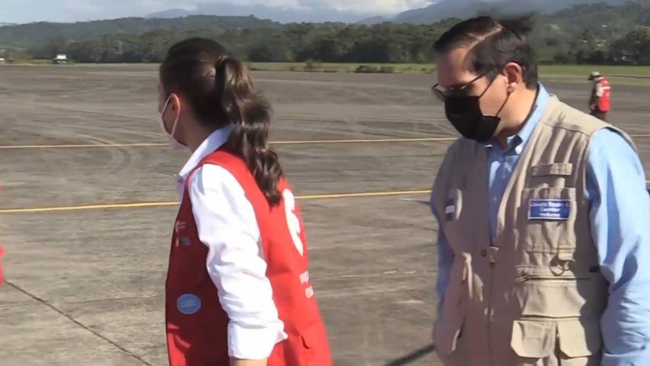 Reina Letizia viaja a Honduras para entregar ayuda a víctimas de huracanes