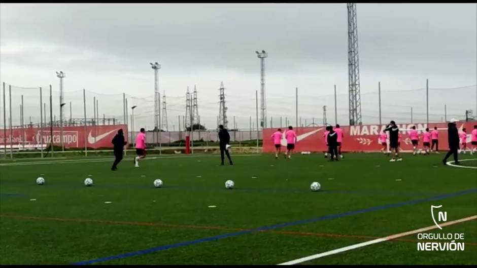 Entrenamiento del Sevilla FC en césped artificial preparando el partido de Copa en Lucena