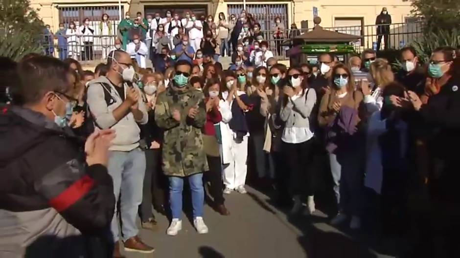 Emotivo minuto de silencio por el enfermero que impulsó el derecho a despedirse de los enfermos de COVID