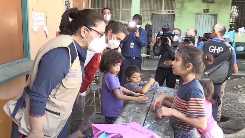 La Reina Letizia visita el albergue Instituto Patria en Honduras