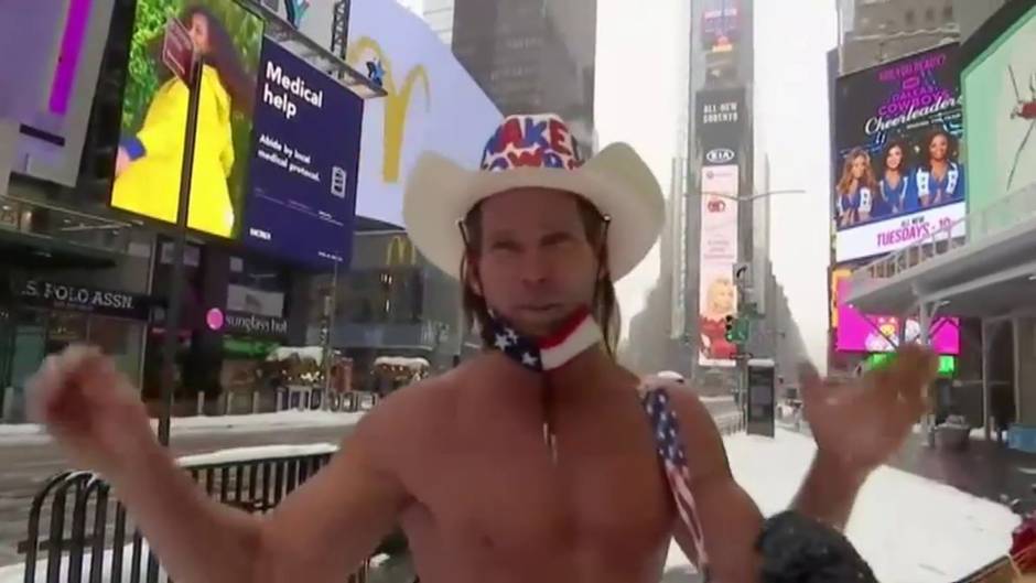 El "Vaquero desnudo" canta bajo la nieve en Nueva York