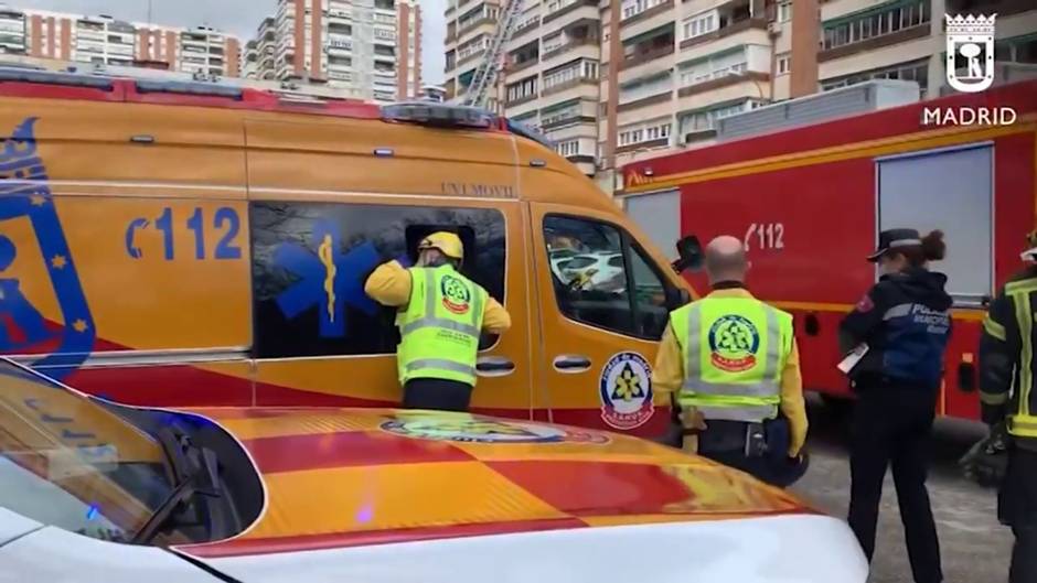 Bomberos extinguen un incendio en un edificio en Fuencarral-El Pardo