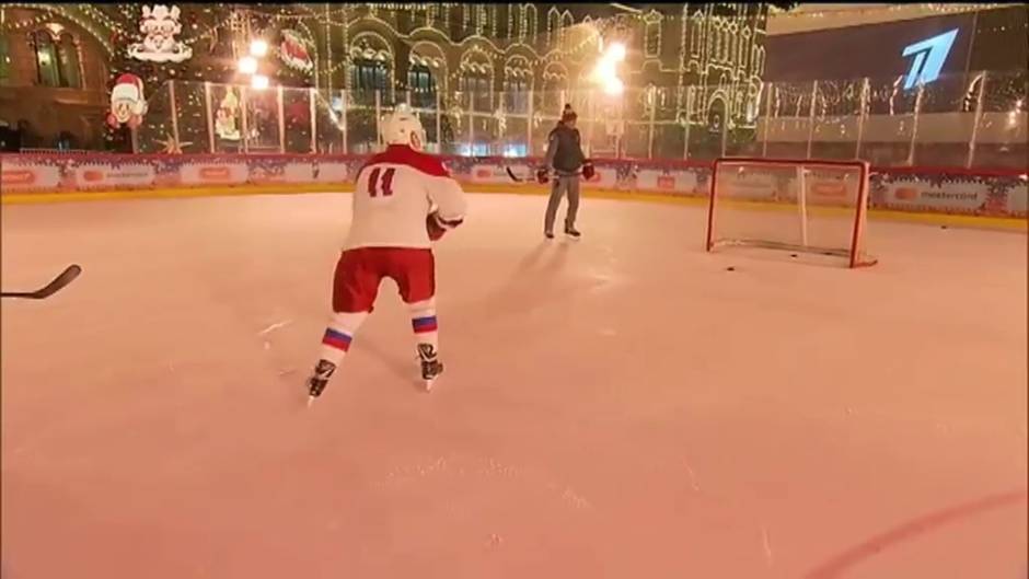 El presidente ruso juega al hockey con un niño de nueve años