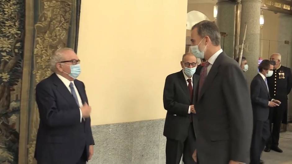 Felipe VI se desmarca de su padre y apela a la Constitución