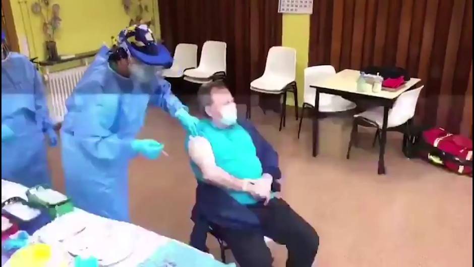 Javier Martín, de 68 años, recibe primera vacuna contra Covid-19 en La Rioja