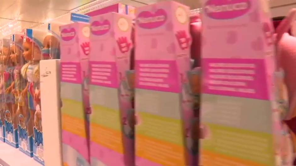 Muñecas con mascarilla o enfermas de coronavirus, los juguetes que arrasan para Reyes