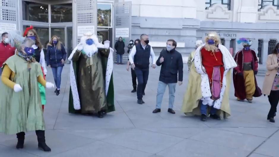 Los Reyes Magos protagonizan una comentada visita al Ayuntamiento de Madrid