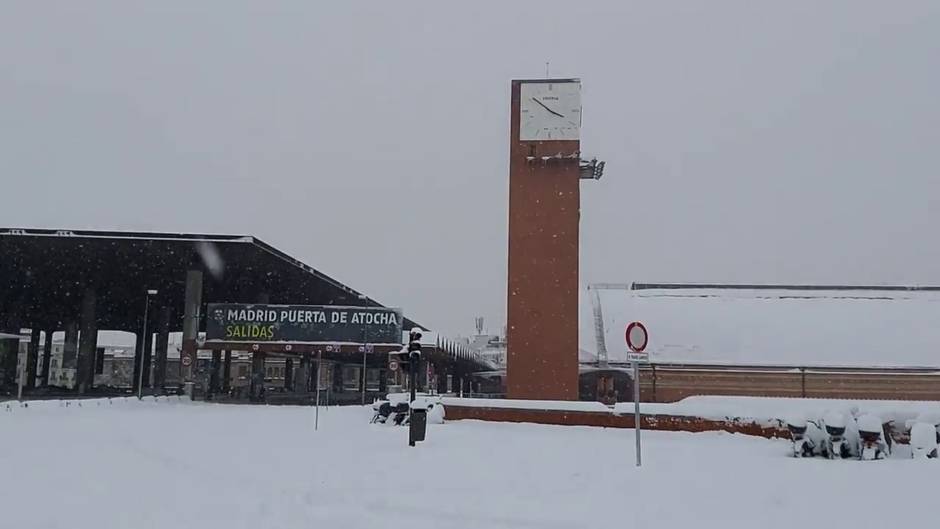 La estación de Atocha durante la fuerte nevada que ha dejado 'Filomena'