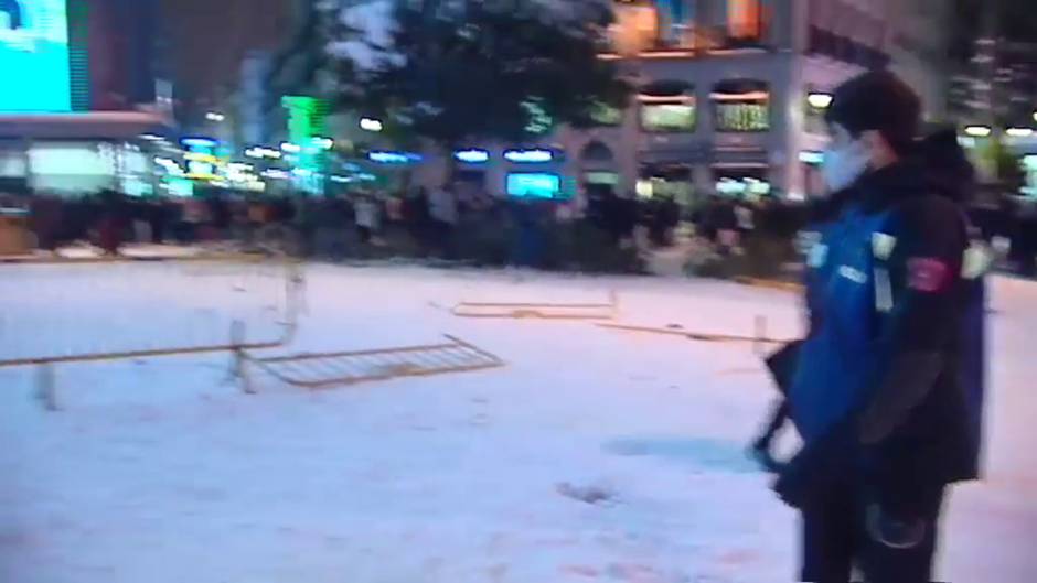 La Policía desaloja a cientos de jóvenes que se tiraban bolas de nieve en el centro de Madrid