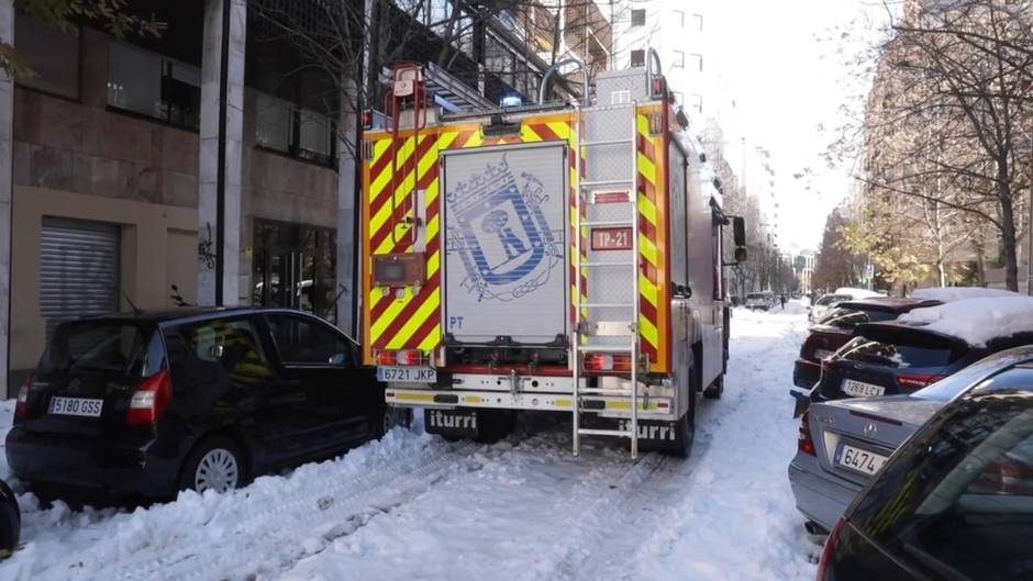 Bomberos realizan tareas de saneamiento de cornisas y cubiertas en Madrid