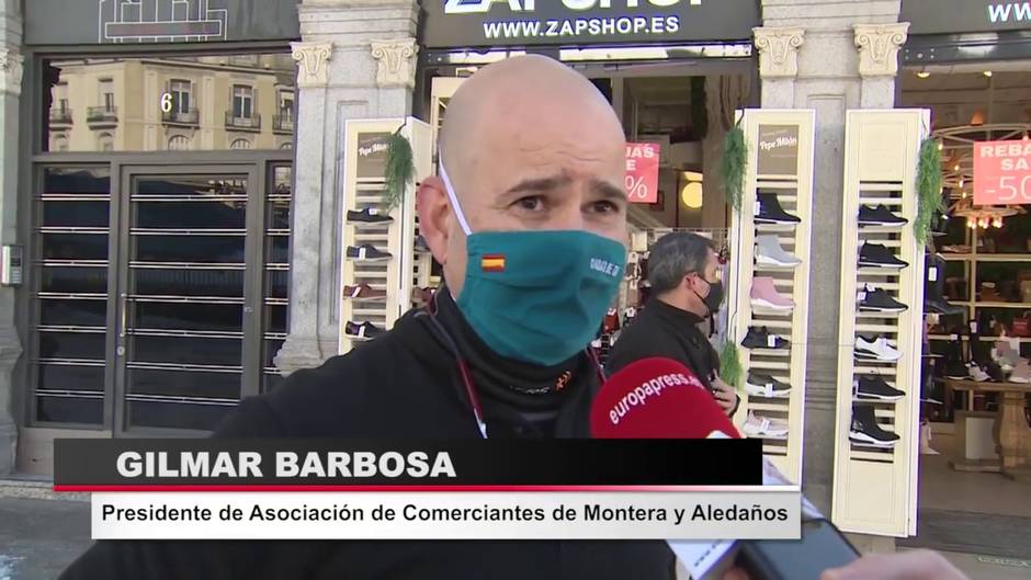 Vecinos y comerciantes de Madrid ayudan en las tareas de limpieza de nieve