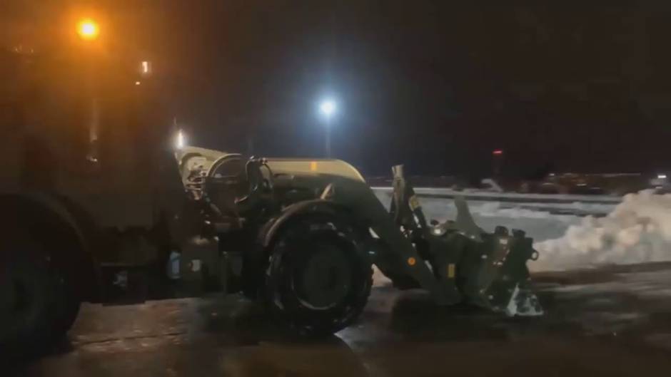 La UME trabajó la noche del domingo en Barajas para reabrirlo cuanto antes