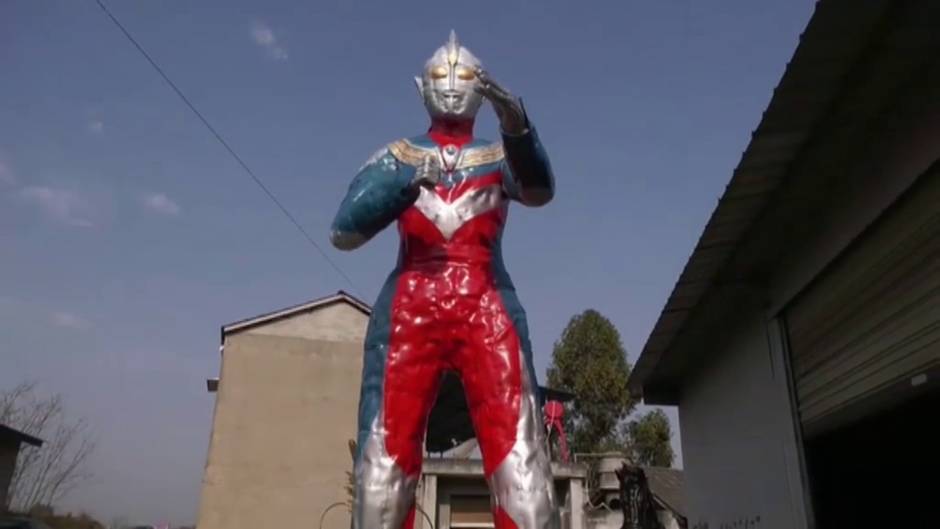 Ultraman cobra vida a base de neumáticos