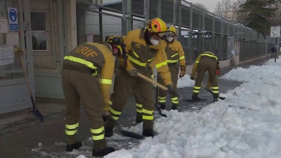 Limpieza de nieve en el acceso al colegio El Espinillo de Madrid