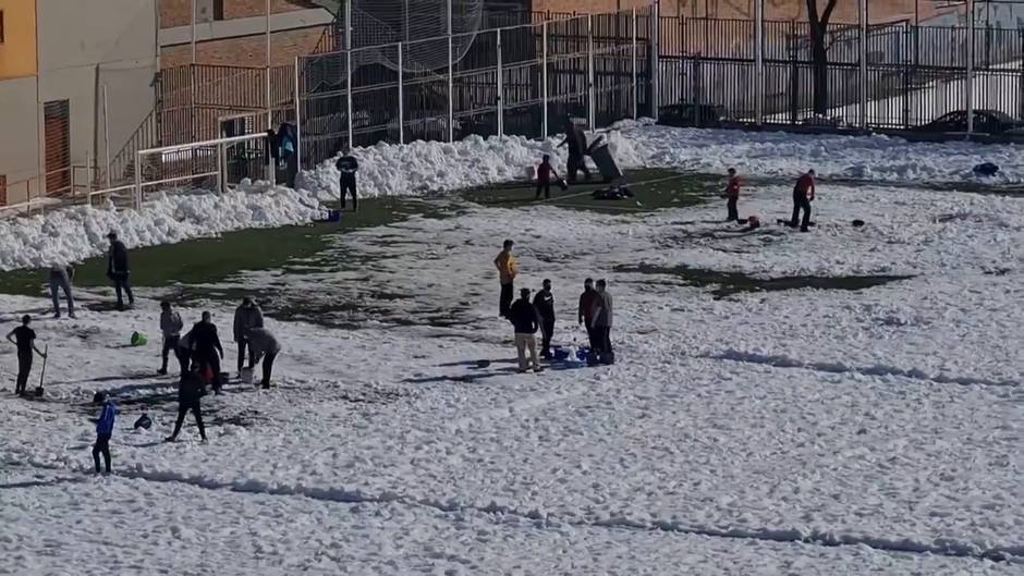 Unos 60 personas retiran nieve de campo de fútbol