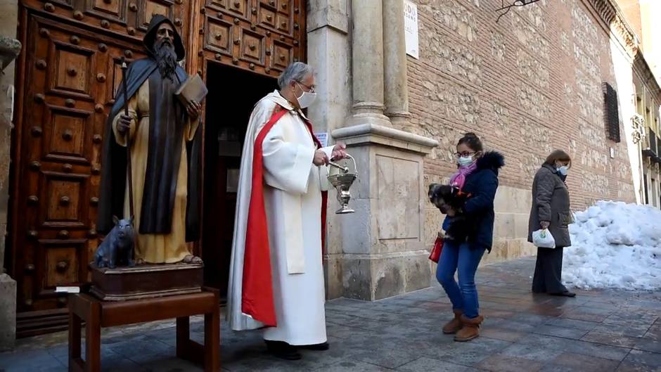 Mascarillas y distancia social en la festividad de San Antón en Guadalajara