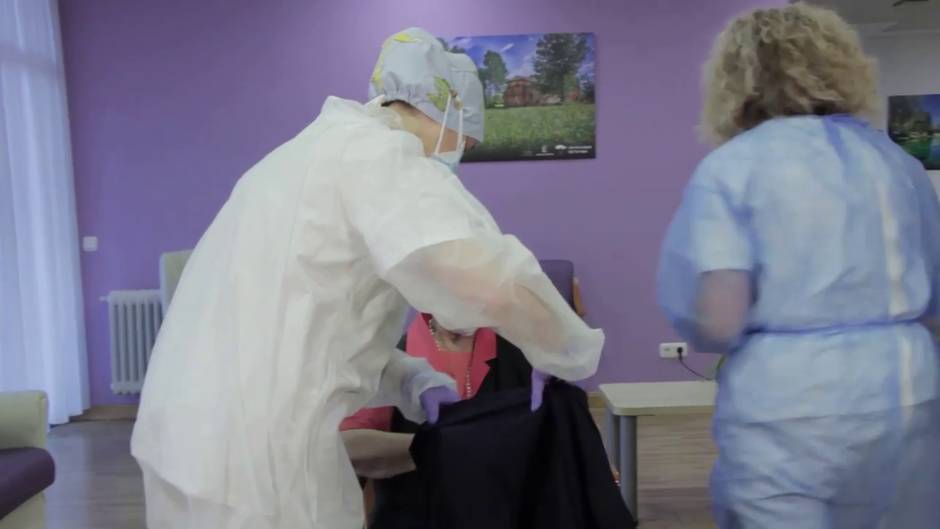 Araceli y Mónica reciben 2ª dosis de la vacuna contra el Covid