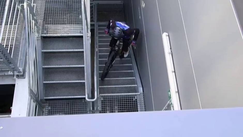 Campeón de trial a la conquista de un rascacielos de París