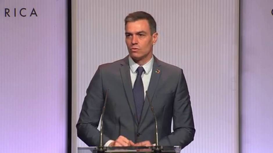 Sánchez defiende la Constitución frente al "populismo reaccionario"