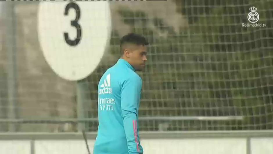 Carvajal entrena con el grupo y Ramos lo hace en solitario