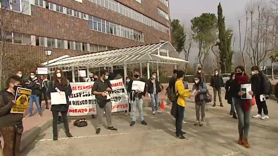 La UME desinfecta instalaciones universitarias en Madrid mientras los estudiantes protestan por las aglomeraciones