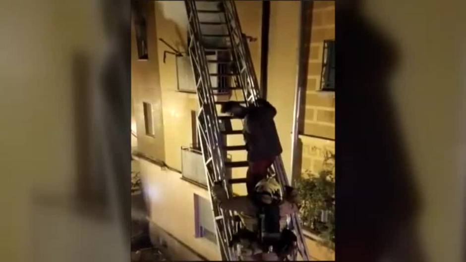 La policía detiene a un hombre por el doble incendio de un edificio ocupado