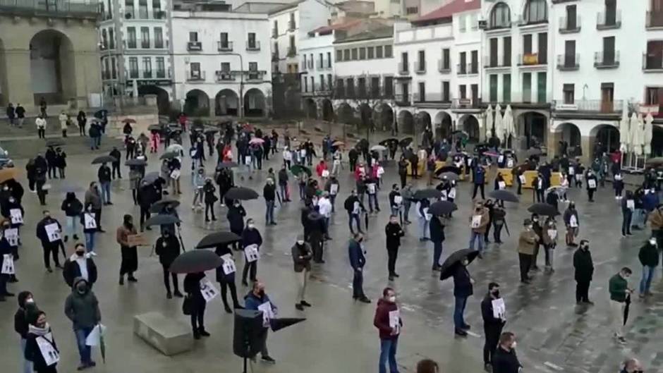 Sillas vacías en Cáceres para escenificar el rechazo de los hosteleros al cierre