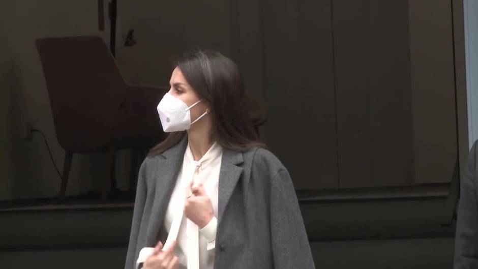 La Reina demuestra, una vez más, su pasión por el "look working"