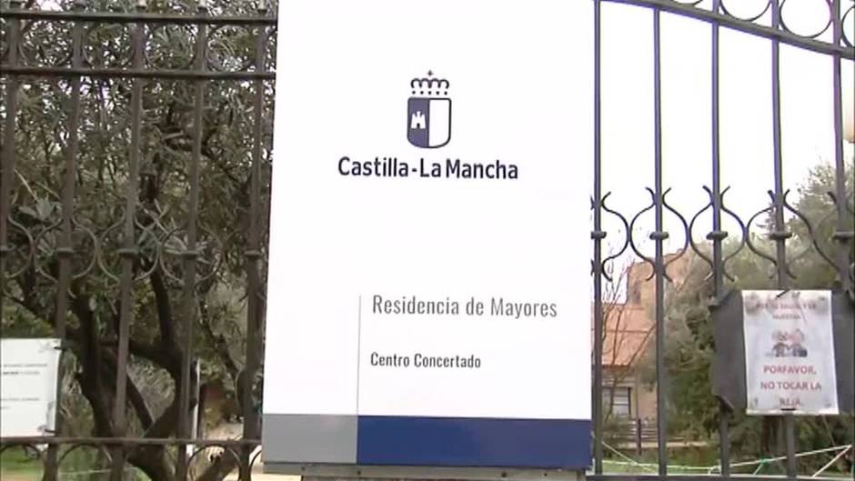 Acude todos los días al hospital para ver a su madre por la ventana