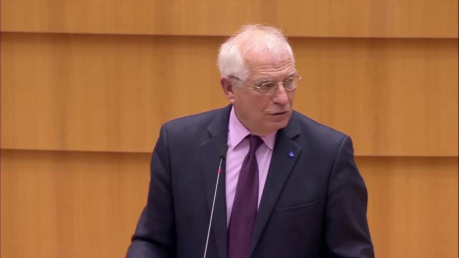 Borrell contesta a Puigdemont que Navalni está preso y fue envenenado