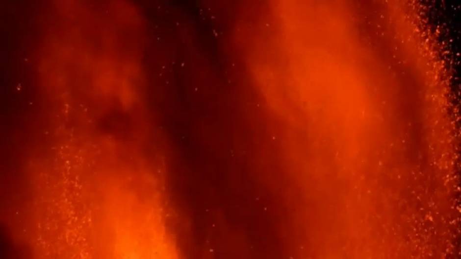 Las explosiones del Etna dieron lugar a una columna de humo de más de 1 kilómetro de altura