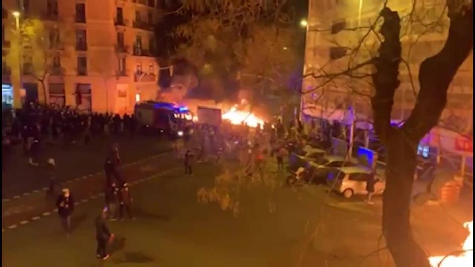 Barricadas contra Mossos en la manifestación por Hasel en Barcelona